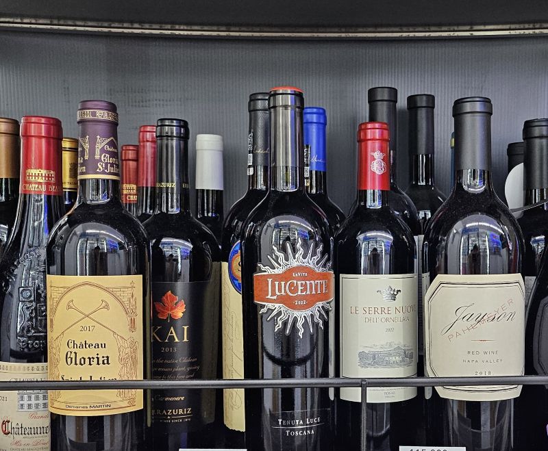 편의점 주류 매대에 딱 한 병 남은 비비노 4.0점의 루첸떼 와인 진열 모습