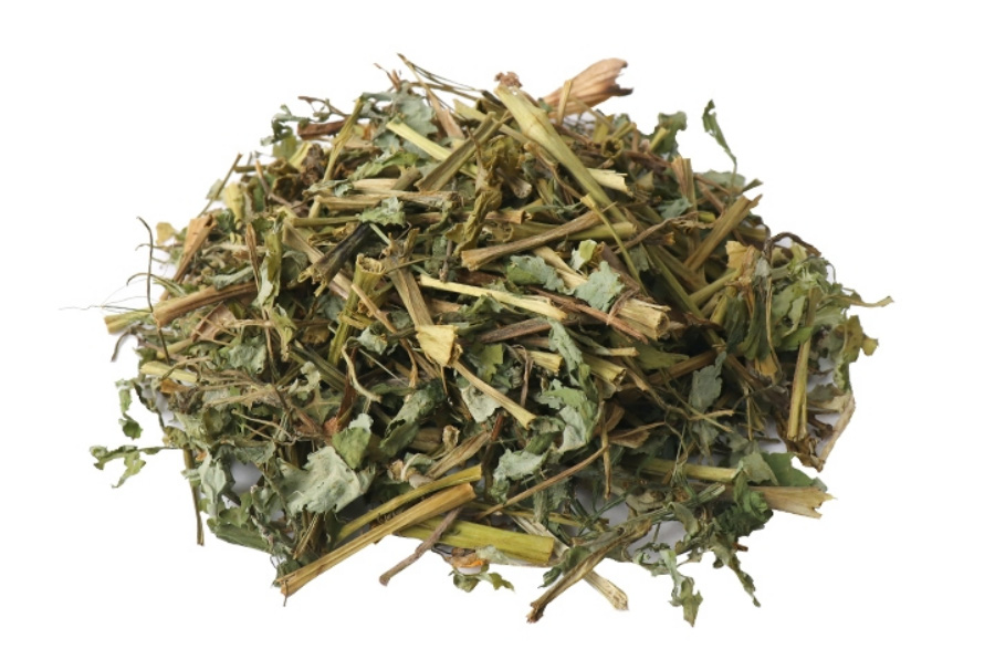 야생에서 채취를 한 백굴채를 깨끗하게 세척을 한 후에 건조시킨 것을 잘게 자른 후에 하얀 바닥 위에 수북하게 놓아두고 찍은 사진