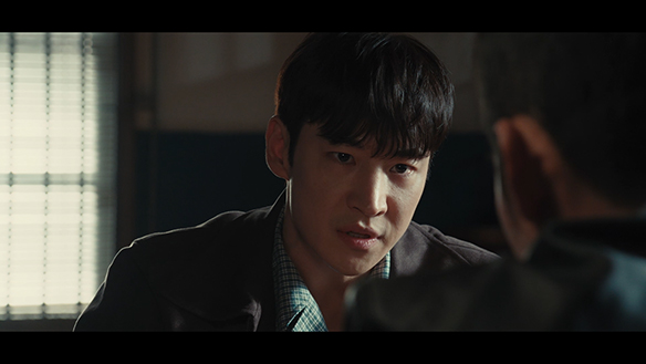 상대방을 바라보는 김상순 역 이동휘의 장면