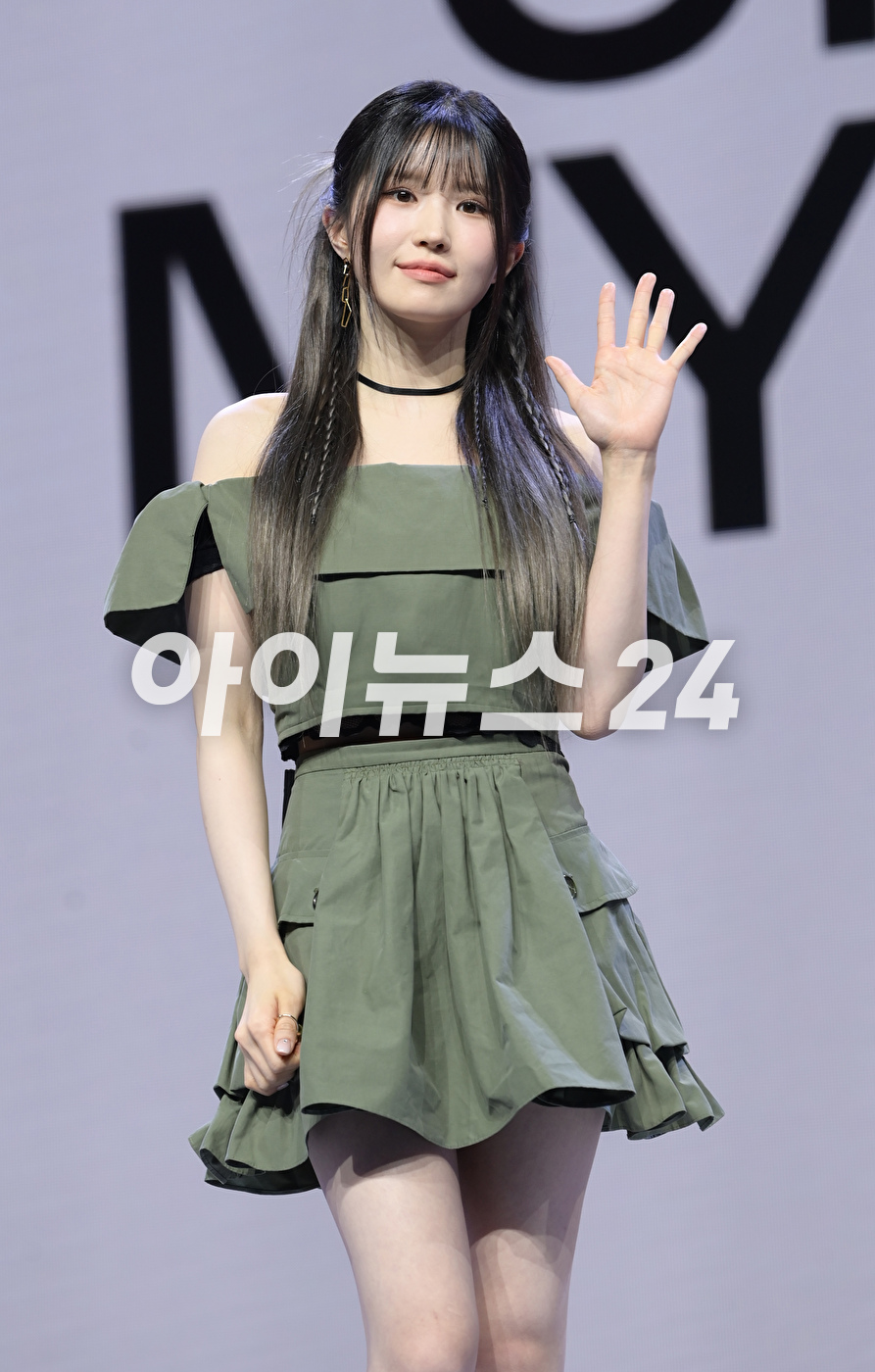 그룹 프로미스나인 송하영이 5일 오후 서울 광진구 예스24 라이브홀에서 진행된 프로미스나인(fromis_9) 첫 번째 정규앨범 &#39;언락 마이 월드(Unlock My World)&#39; 발매 기념 쇼케이스에 참석하고 있다. [사진=정소희 기자]