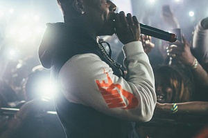 연예인 꿈해몽 - 연예인과 악수하는 의미