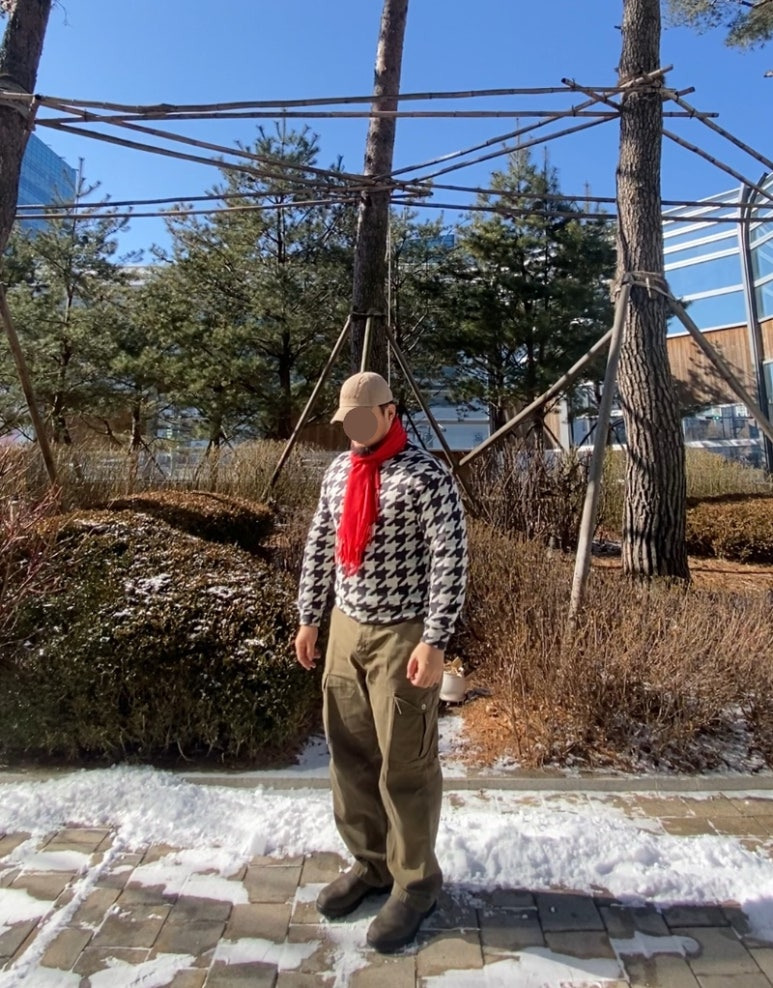 데일리룩('26.1.24.)랭글러 빈티지 로고 볼캡, 리끌로우 무지 레드 머플러, 어썸스튜디오 하운드투스 모크넥 니트, 프리즘웍스 카고팬츠, 블런드스톤 585 러스틱브라운 첼시부츠