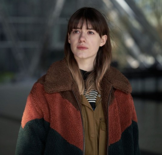 눈물을 보이는 여성의 모습