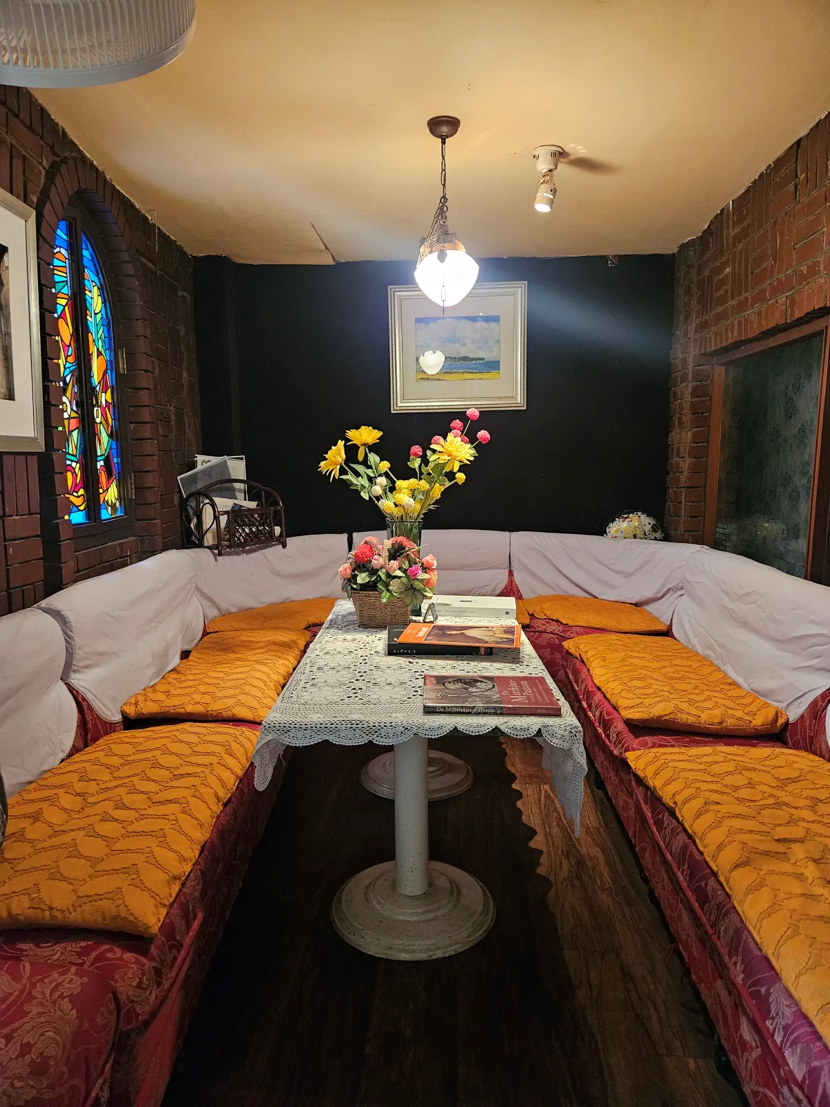 예스러운-느낌의-카페-외부-좌석