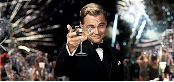 영화 <위대한 개츠비>의 한 장면, 개츠비가 와인잔을 들고 건배하는 모습