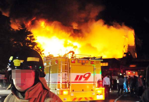 전북 군산 내흥동 폐기물 처리 업체 화재 발생, 현재 진화 작업 중 및 인명 피해 없음