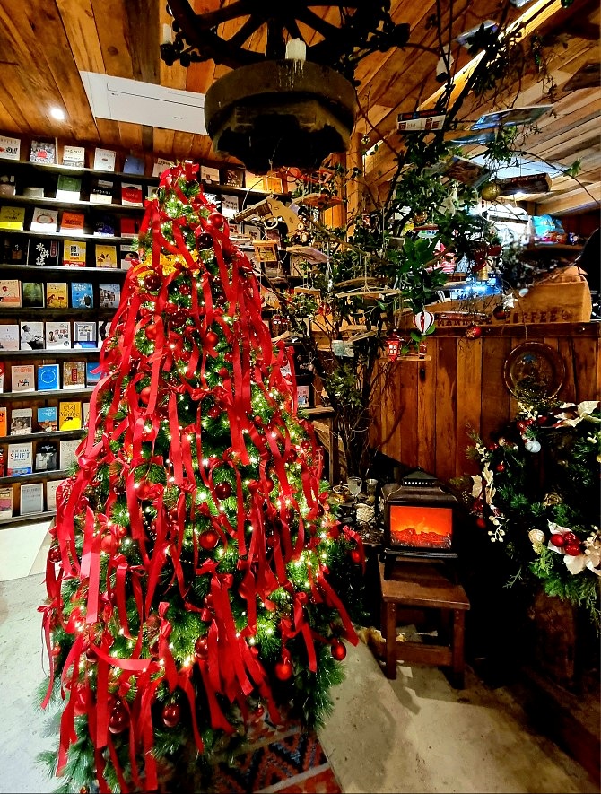 서울 북카페 맨홀커피 웨스턴 책방 &ndash; 영등포에서 즐기는 미국 서부 크리스마스 감성