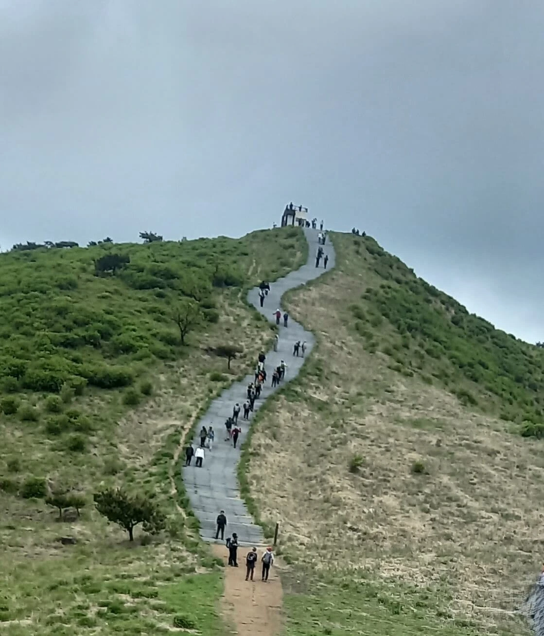 감암산과 모산재의 황매평원 길 모습
