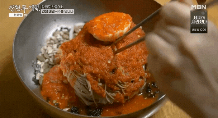 강원도-양양에서-맛본-인생-메밀국수-범부메밀국수-비빔-메밀국수를-맛있게-비비고-있는-모습