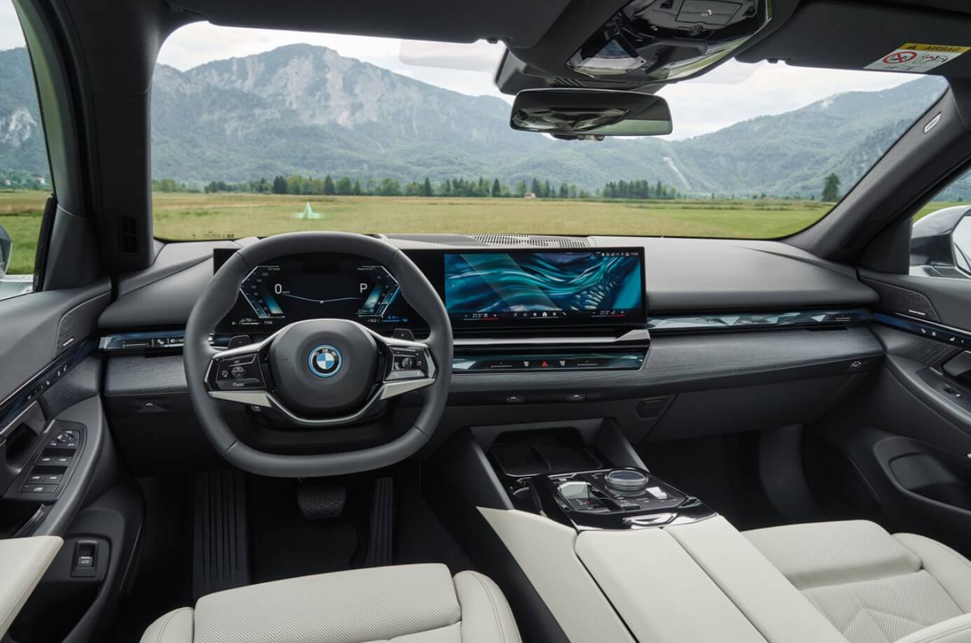 2025 BMW 5시리즈 하이브리드 제원 포토 연비 530e 정보 