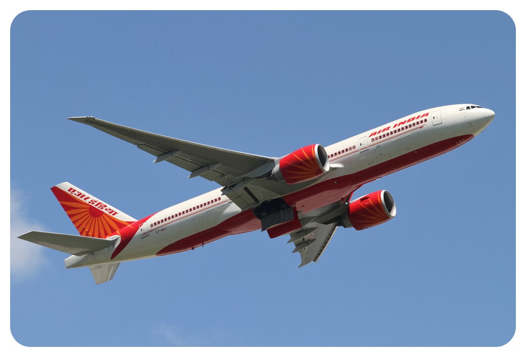 에어인디아 B777-200LR 여객기가 비행하고 있는 모습을 찍은 사진