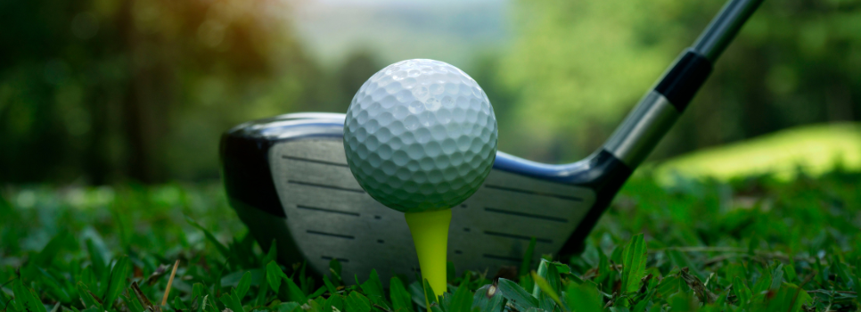 티샷을 위해 놓여진 드라이버와 골프공