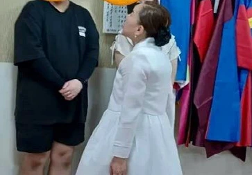 흰색 한복 입은 해화당 선생님