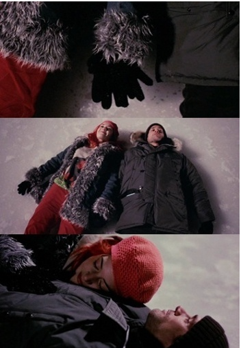 눈밭에 누워있는 사진