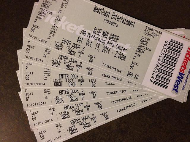 티켓 여러장이 있는 사진