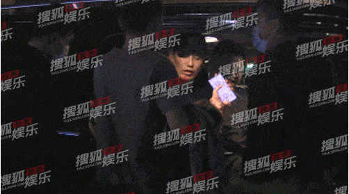 여자를-무릎에-앉히는-우효광