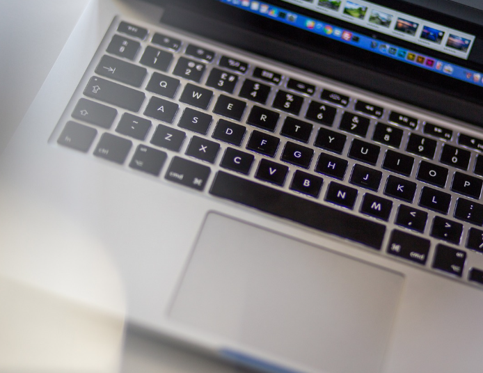 노트북 충전기 사용 습관이 배터리 성능에 미치는 실제 영향