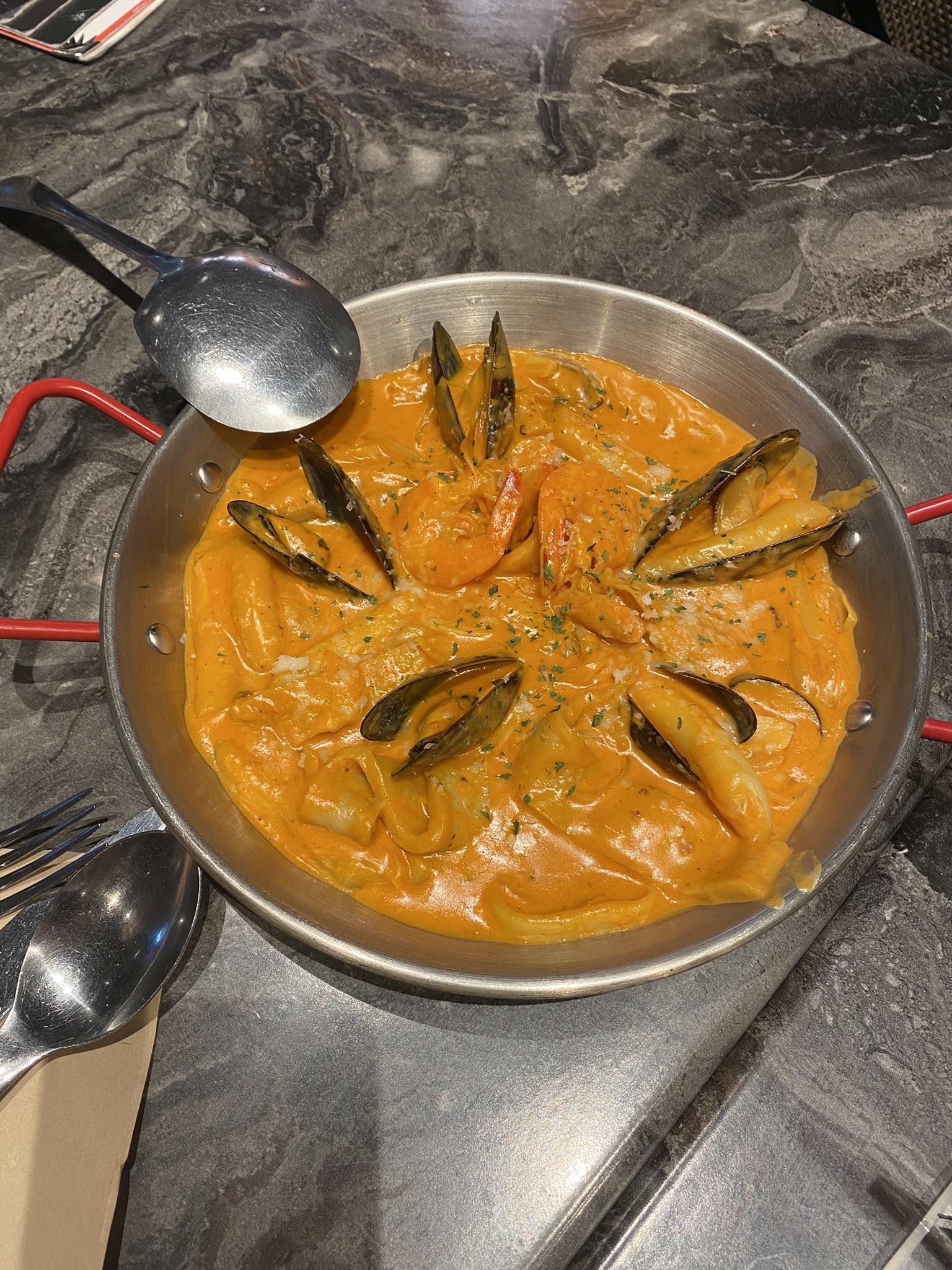 마닐라 BGC 맛집 - 비비큐 (BBQ) 치킨 - 해산물 로제 떡볶이