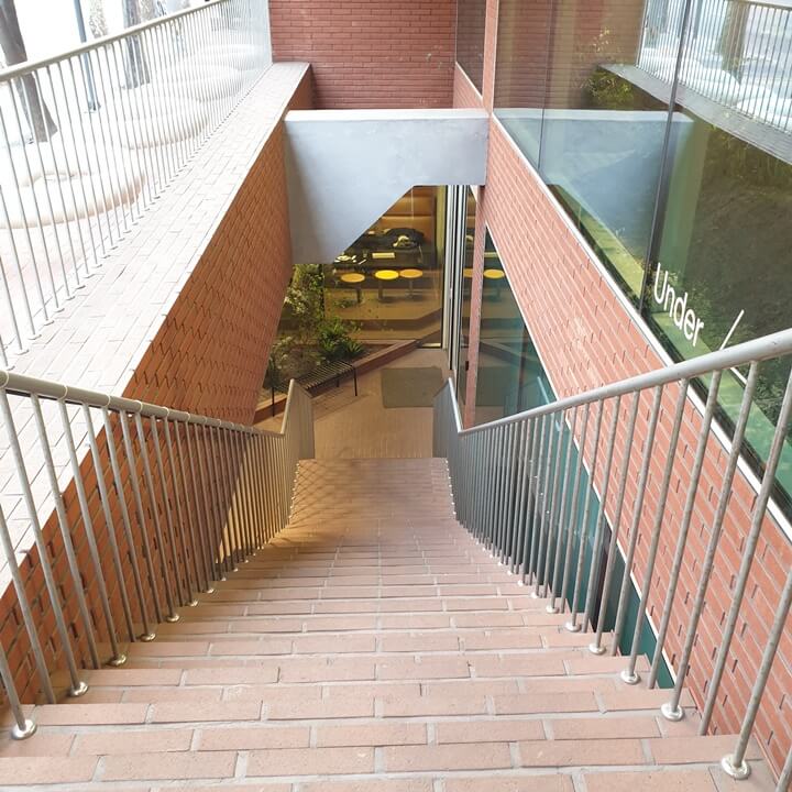 강남디저트맛집카페-인포메이션카페는-지하1층에도-자리가-있고-입구-왼쪽에-내려가는-계단이-있다