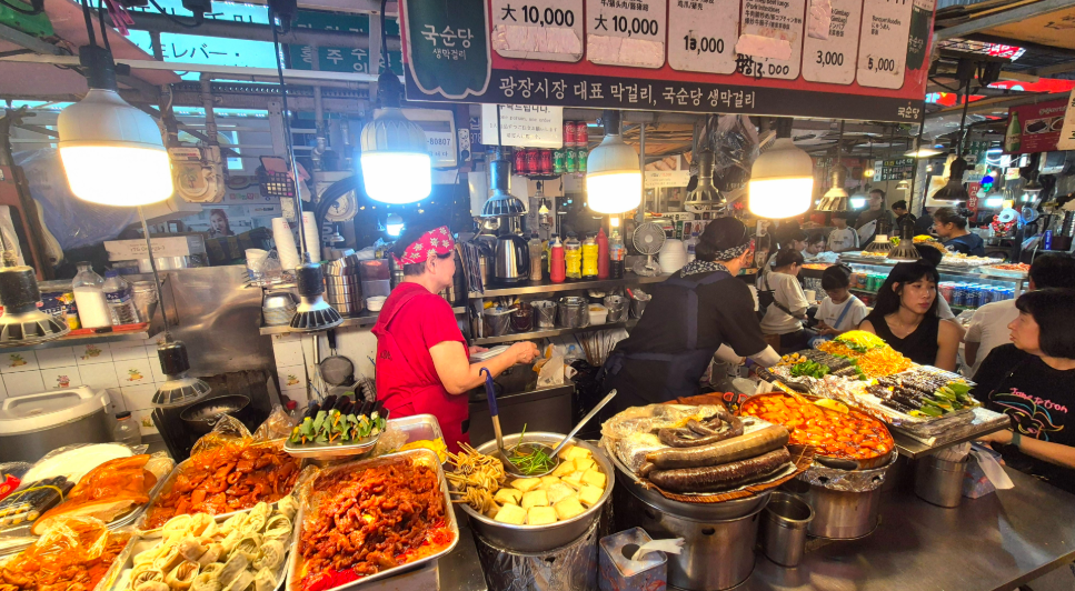 한국 서울의 광장시장의 길거리 음식으로 떡볶이, 만두, 순대, 김밥의 모습