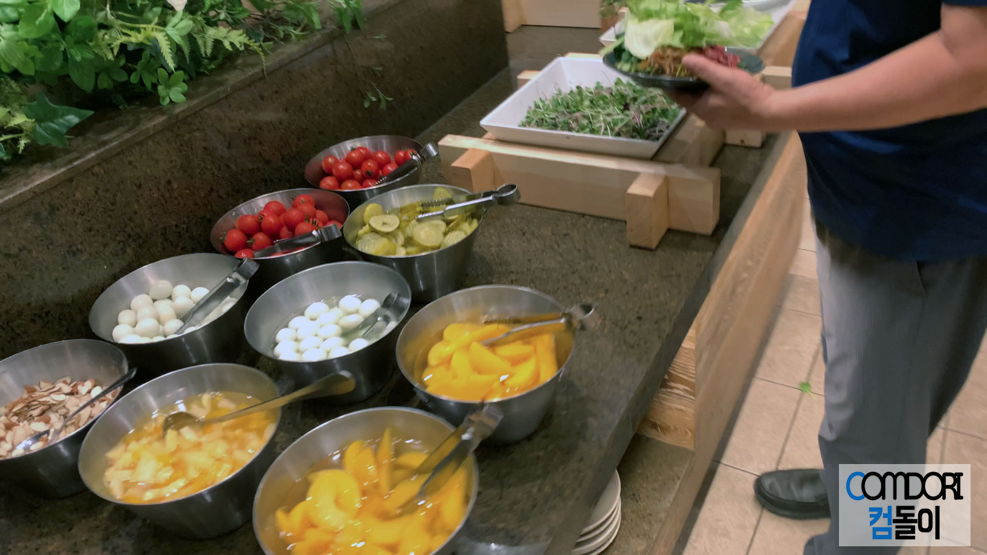 샐러드 토핑, 황도, 매추리알, 피클, 견과류, 방울토마토