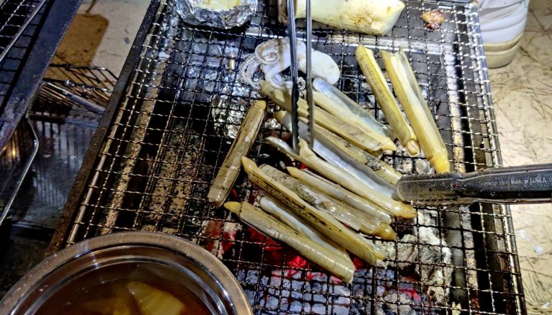 맛조개와 주꾸미를 숯불에 구워먹는 모습