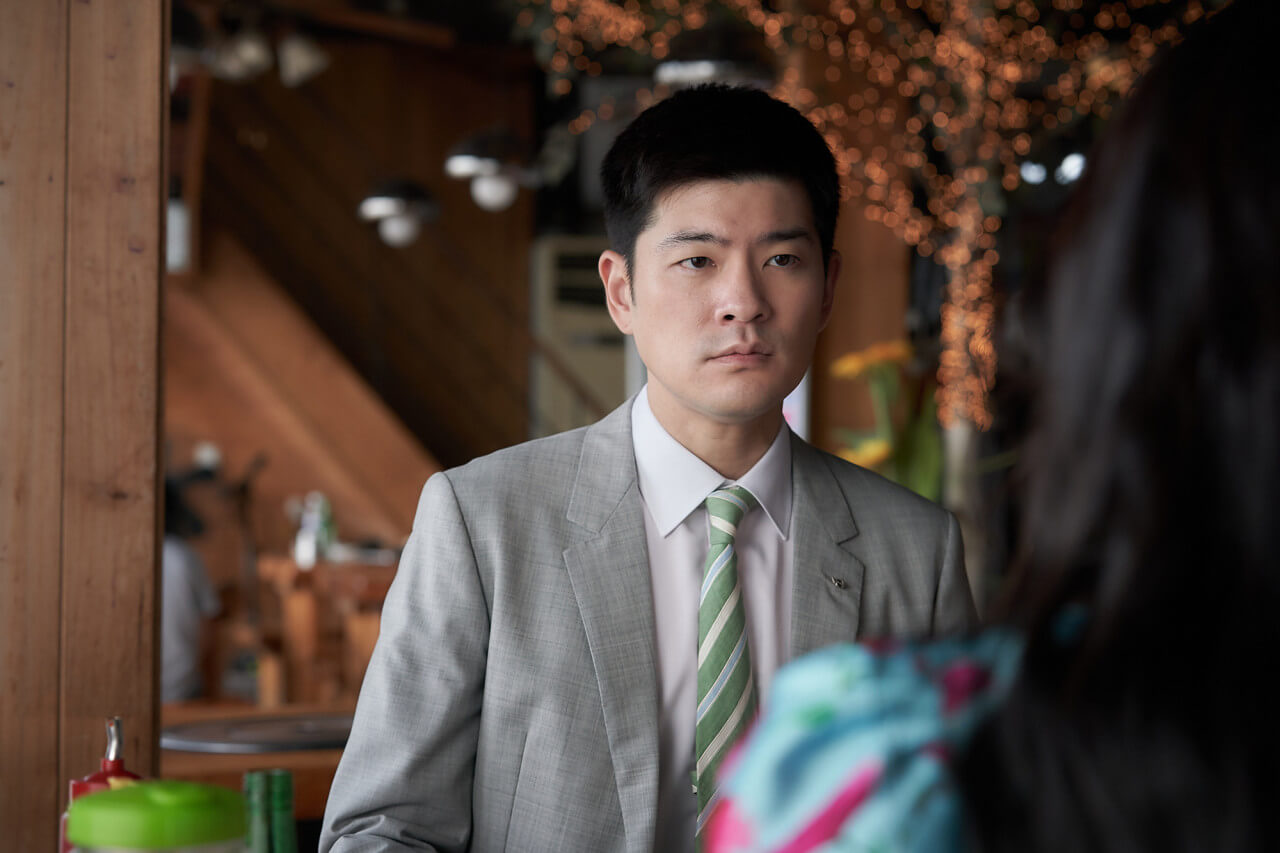 택선을 심각한 눈빛으로 바라보는 연우