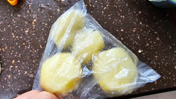 감자와 계란을 삶아 위생팩에서 으깨기