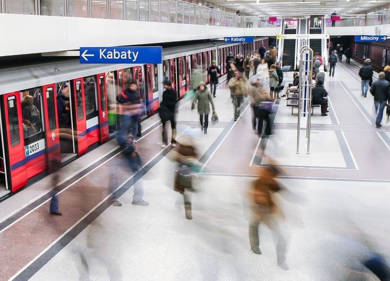 지하철을 타러 가는 많은 사람들