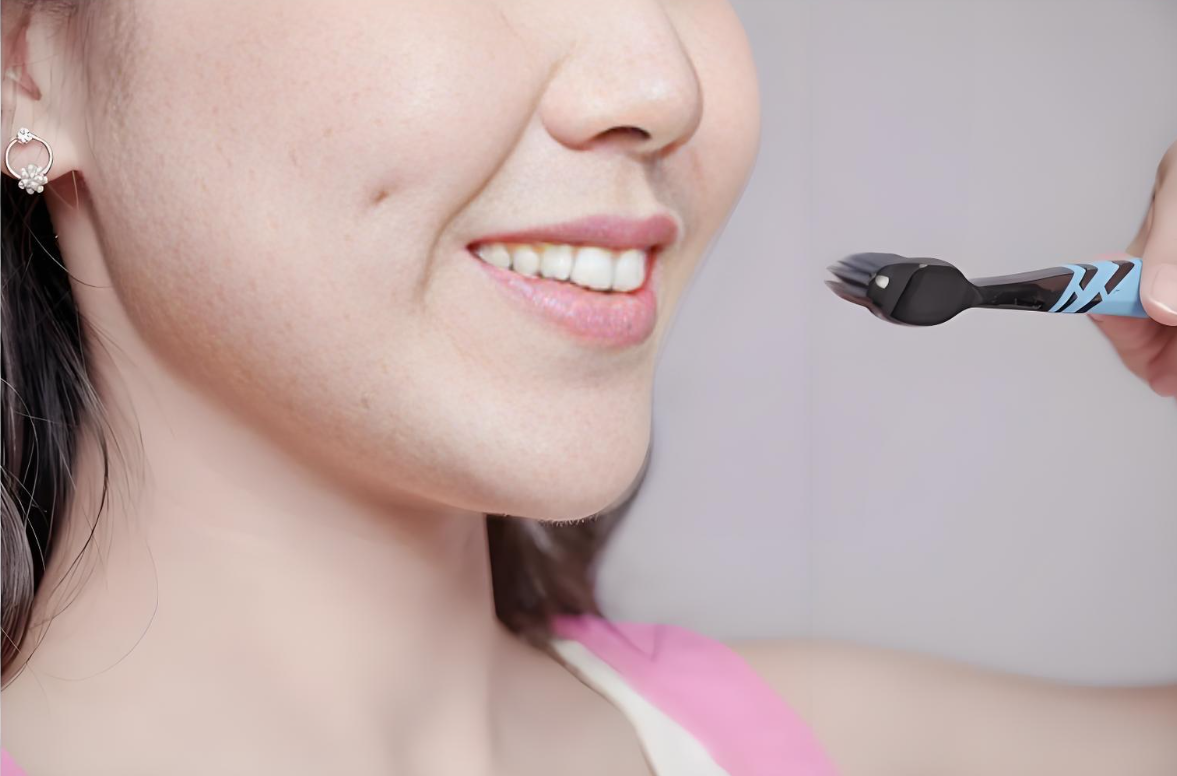 양치를하려고준비중인여성