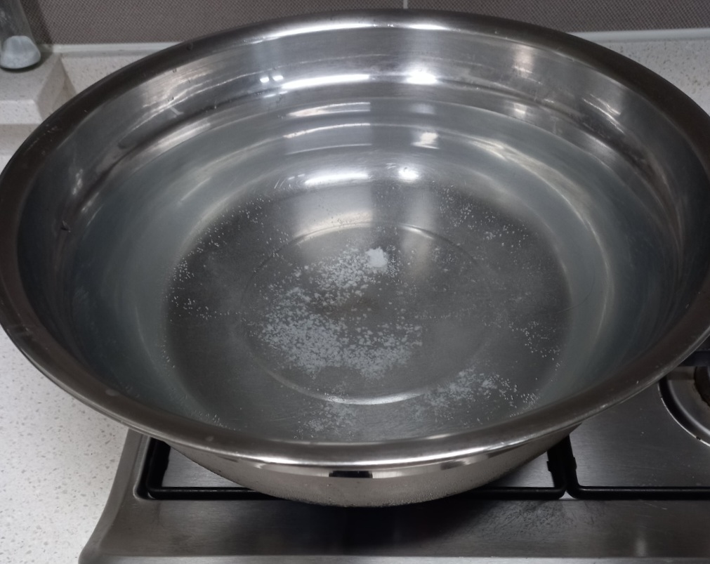 소금물을-끓입니다.