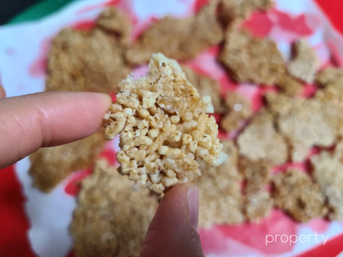 튀겨진-누룽지-조각-기름종이-위에-올려놓은-누룽지튀김