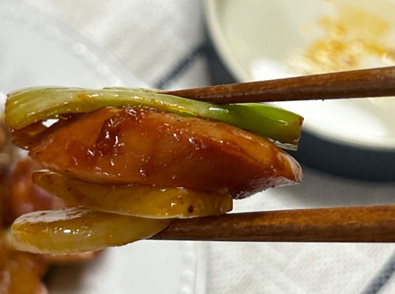 모든 재료를 쌓아서 한 입에 먹으면 정말 맛있답니다.