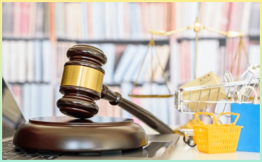소비자 권리 및 소비자 보호, 비즈니스 법률 개념 판사는 쇼핑바구니, 쇼핑백, 쇼핑 카트가 있는 노트북 컴퓨터에 가벨을 붙이고, 정의의 균형 판매와 책꽂이를 뒤에 두었다.