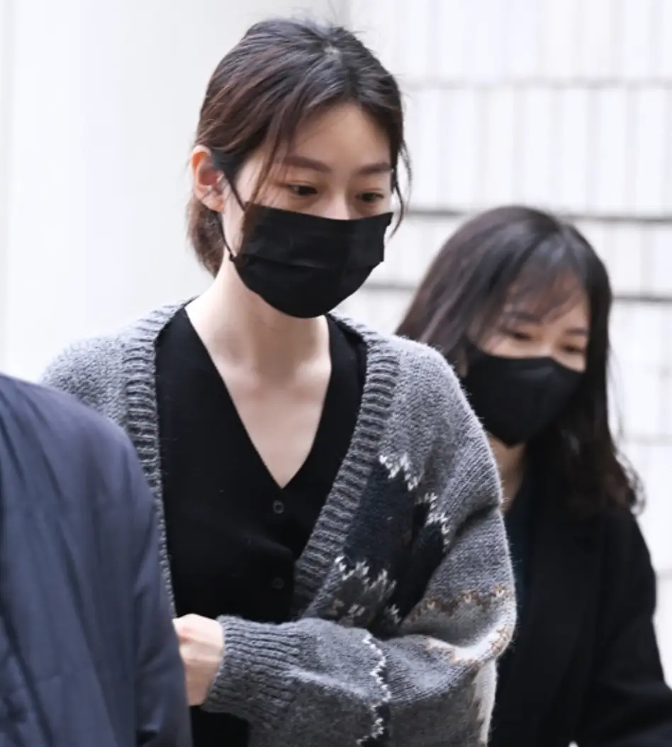 검은 마스크 회색 가디건을 입고 팔짱낀채 서 있는 김새론