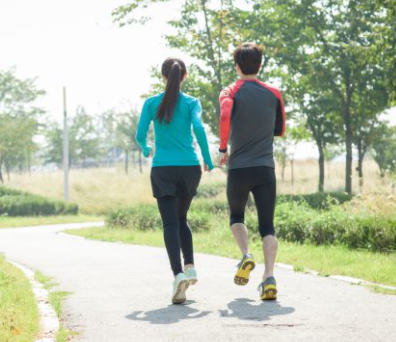 공원 걷는 사람