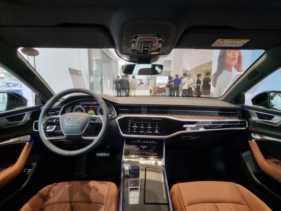 A7 스포트백 TFSI e 실내입니다.