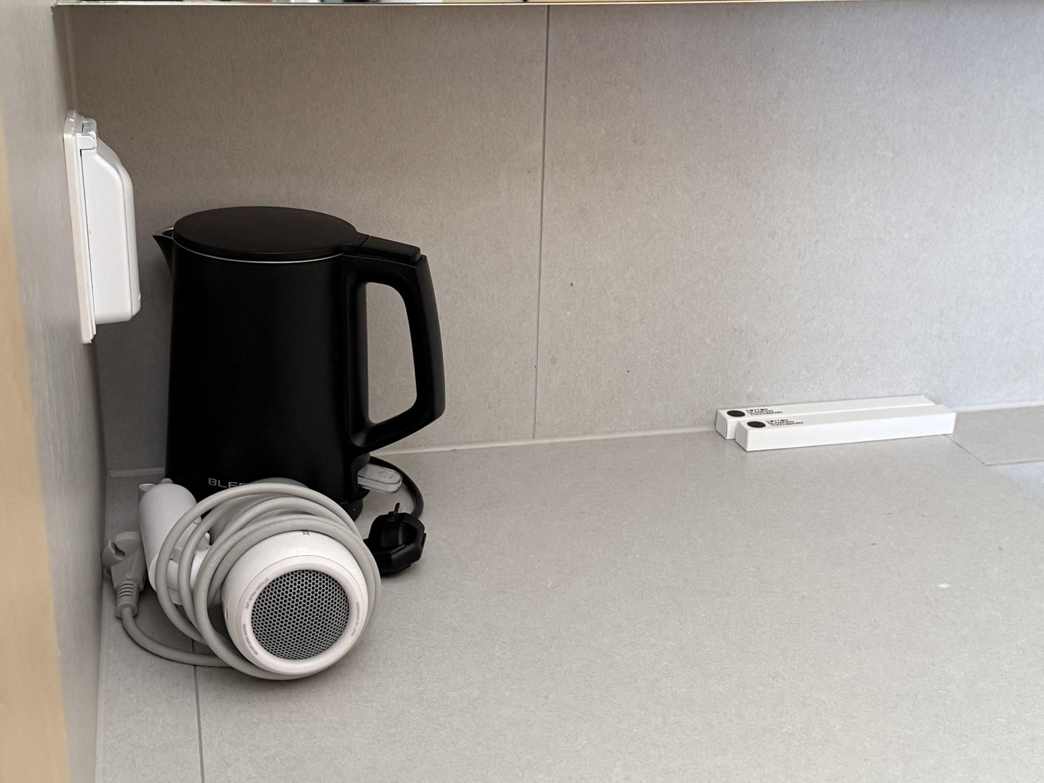 커피포트, 드라이기, 일회용 칫솔