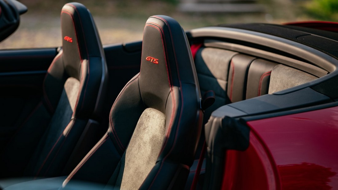 2024년 포르쉐 911 8세대 모델 실내 시트 사진 출처 카위키