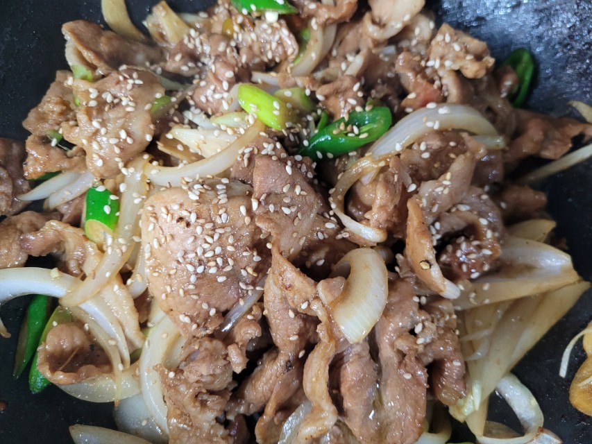 간장제육볶음 완성 참깨 올린 윤기 나는 제육볶음