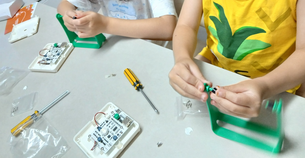 거치대 조립하는 모습