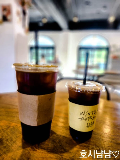 검단산 카페 윈터포레스트1224 커피 &ndash; 진한 아메리카노와 1리터 테이크아웃 컵&amp;#44; 분위기 좋은 팔당 카페