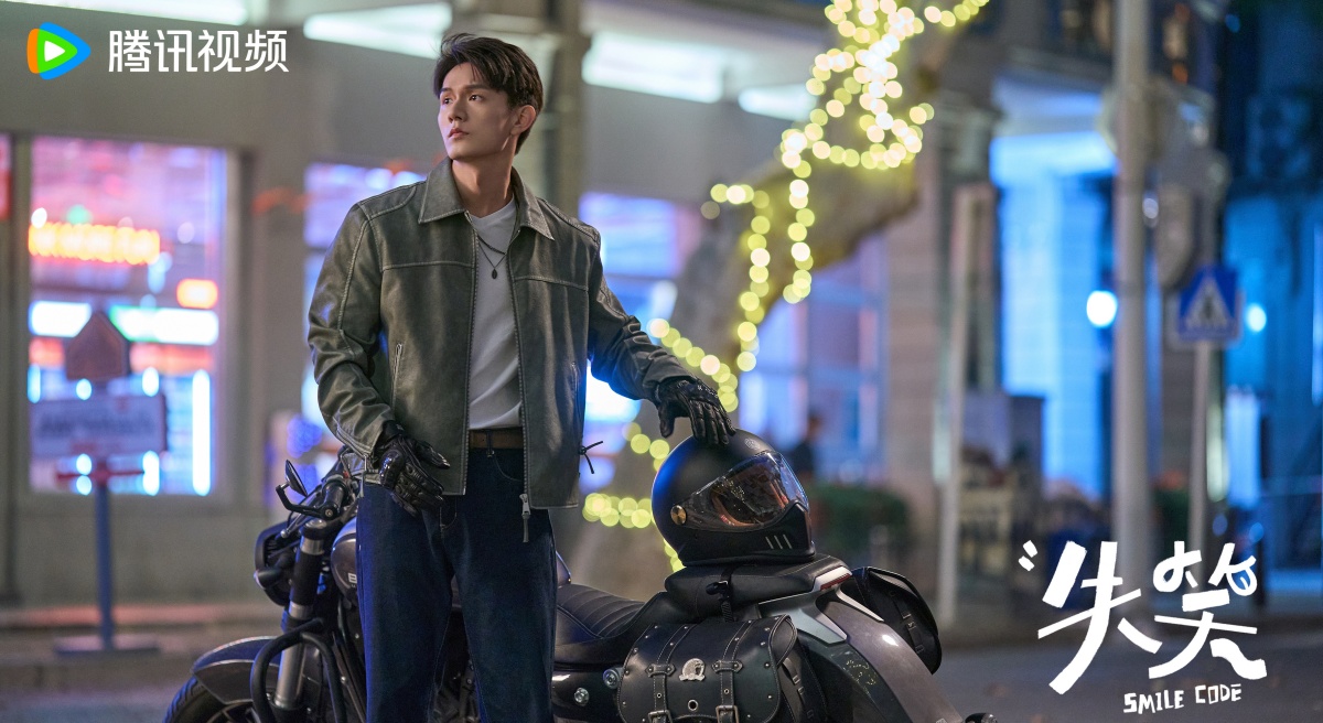 실소-오토바이앞에 있는 젊은 남자