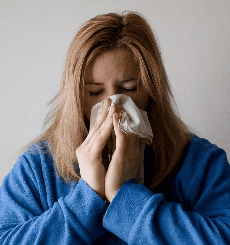 여자가-손수건으로-콧물-닦는-모습