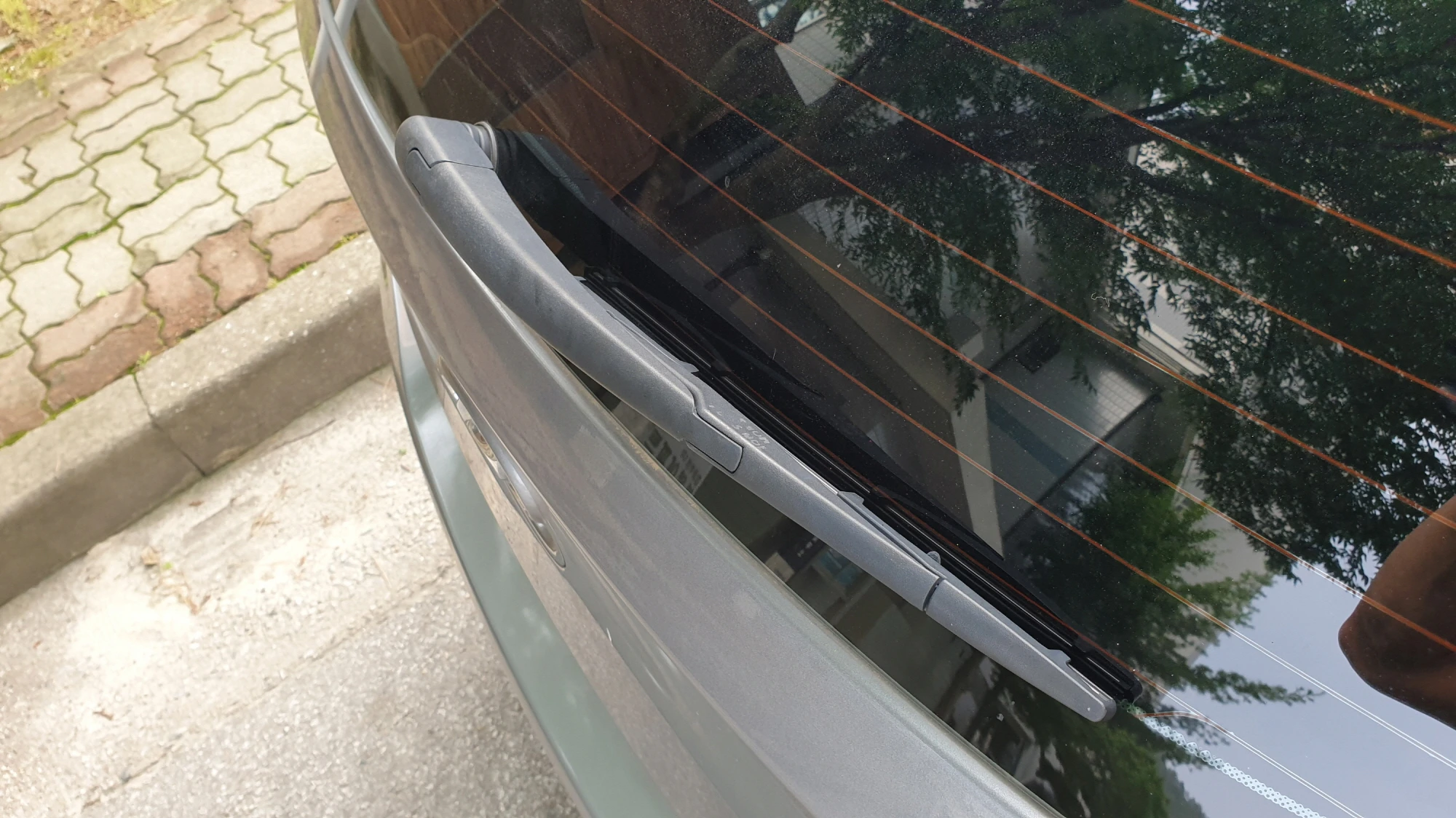 뒷유리 와이퍼 교환 완료 모습