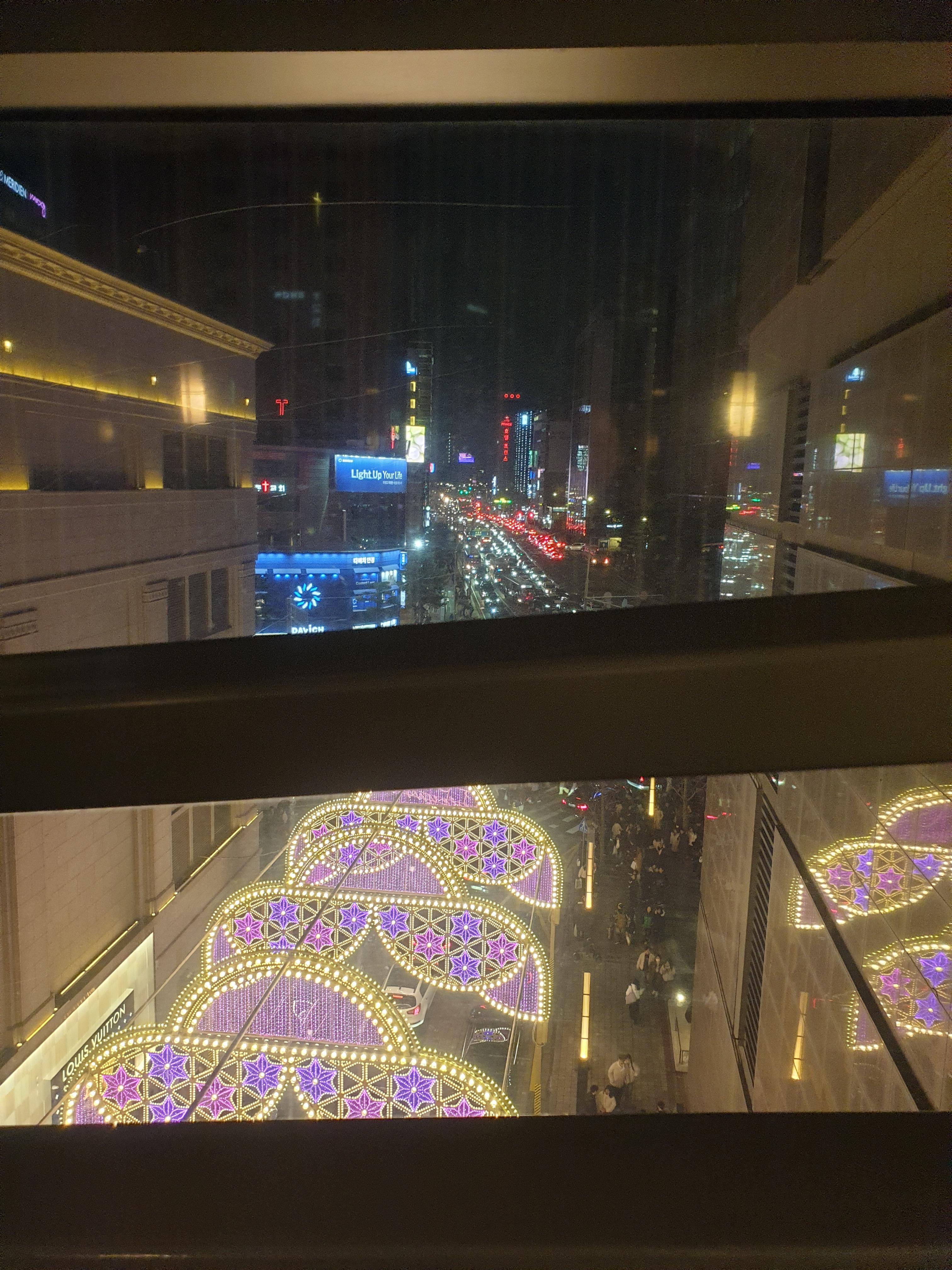 신세계백화점 안에서 바라본 왕관트리