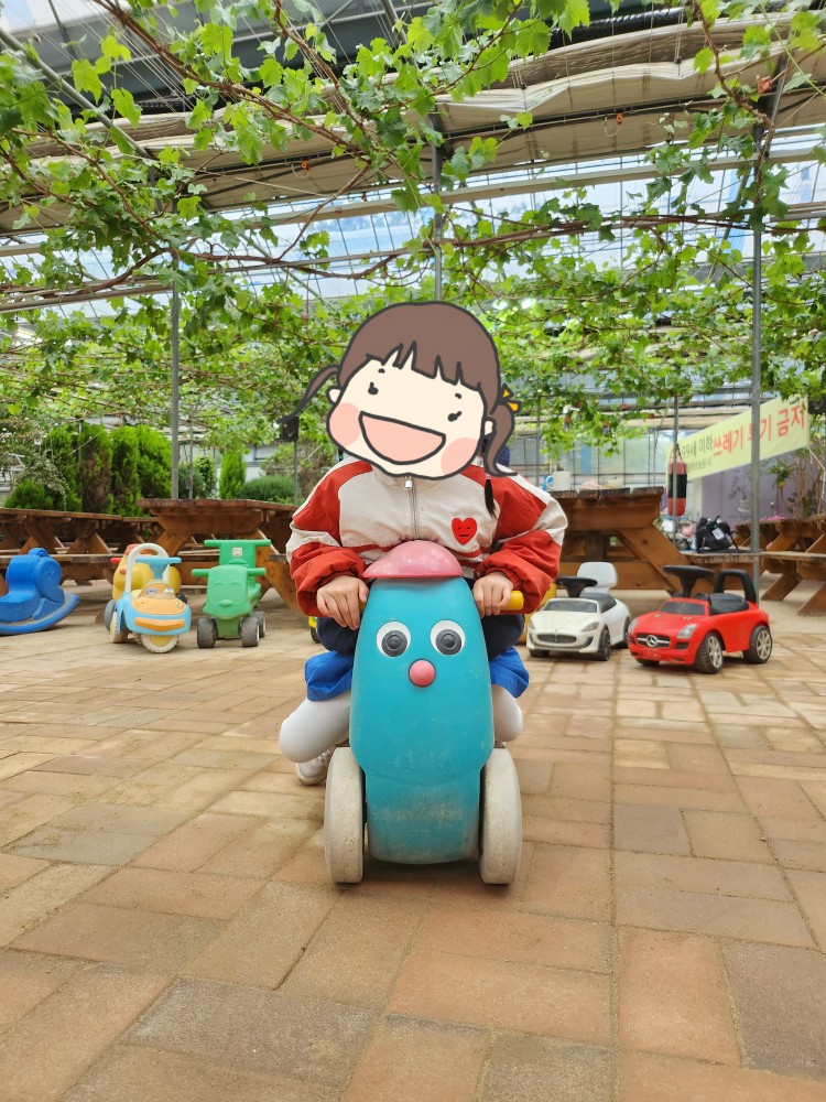 놀이터에서 노는 아이