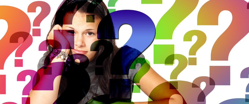 물음표 여자아이가 고민중