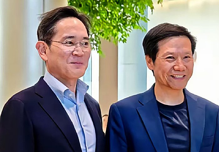 이재용 삼성전자 회장이 지난 22일 중국 베이징 샤오미 전기차 공장에서 레이 쥔 샤오미 회장을 만나 기념촬영을 하고 있다.