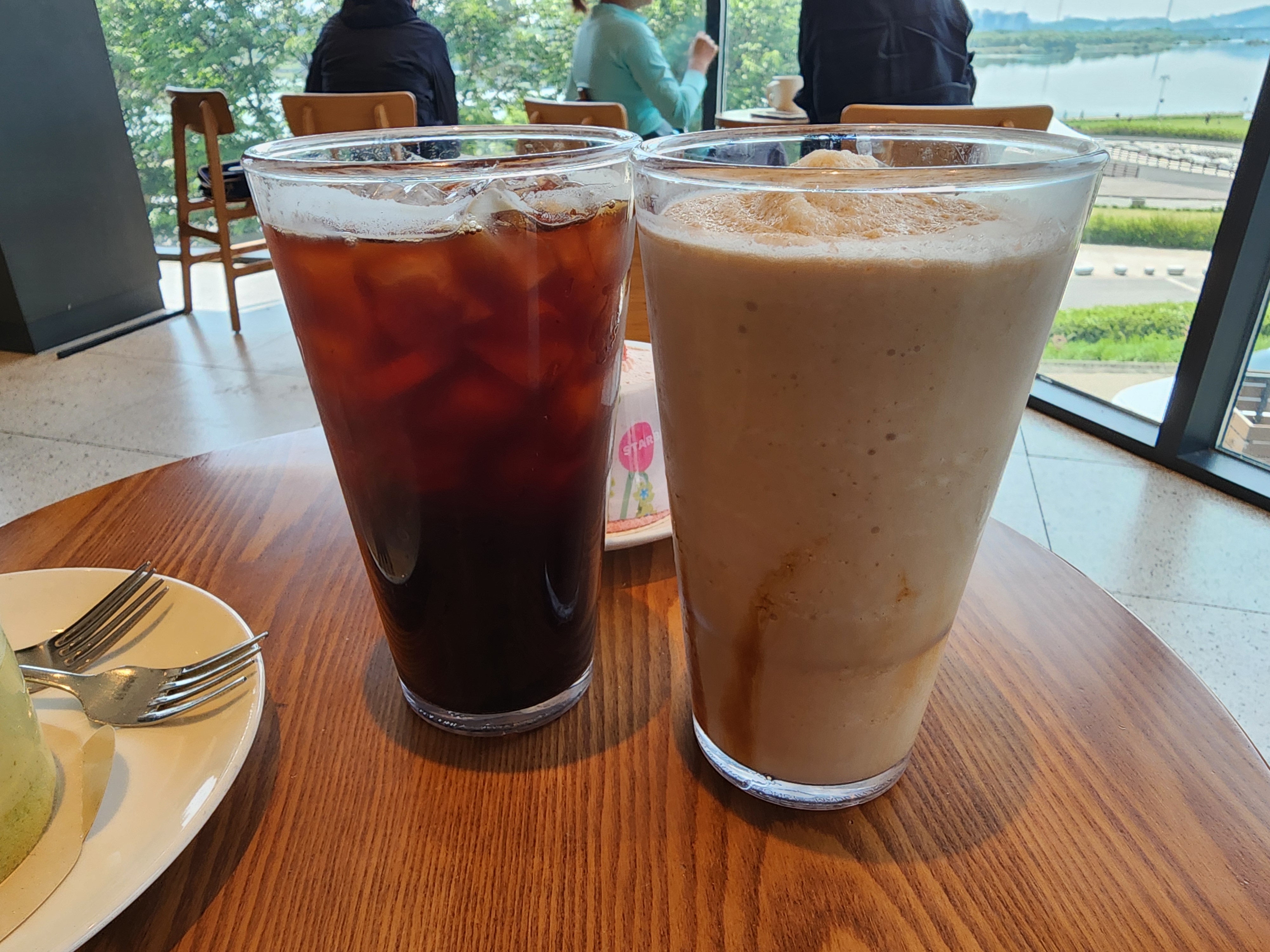 스타벅스-클래식밀크티블렌디드-피스타치오무스케이크-딸기크림쉬폰케이크-남양주삼패점-주차